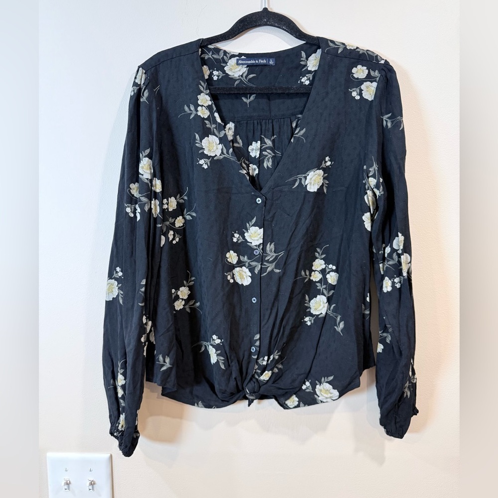 🔥Abercrombie & Fitch Women’s floral Black Blouse Size L EUC🔥